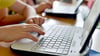 Schüler lernen den Umgang mit Laptops im Unterricht.