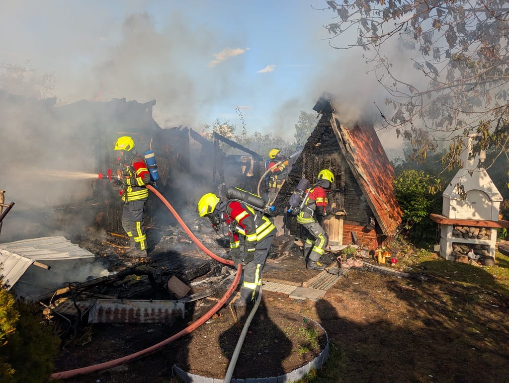 In einer Gartenanlage in Wernigerode war am Freitag, 5. September 2025, ein Feuer ausgebrochen. 25 Kameraden
