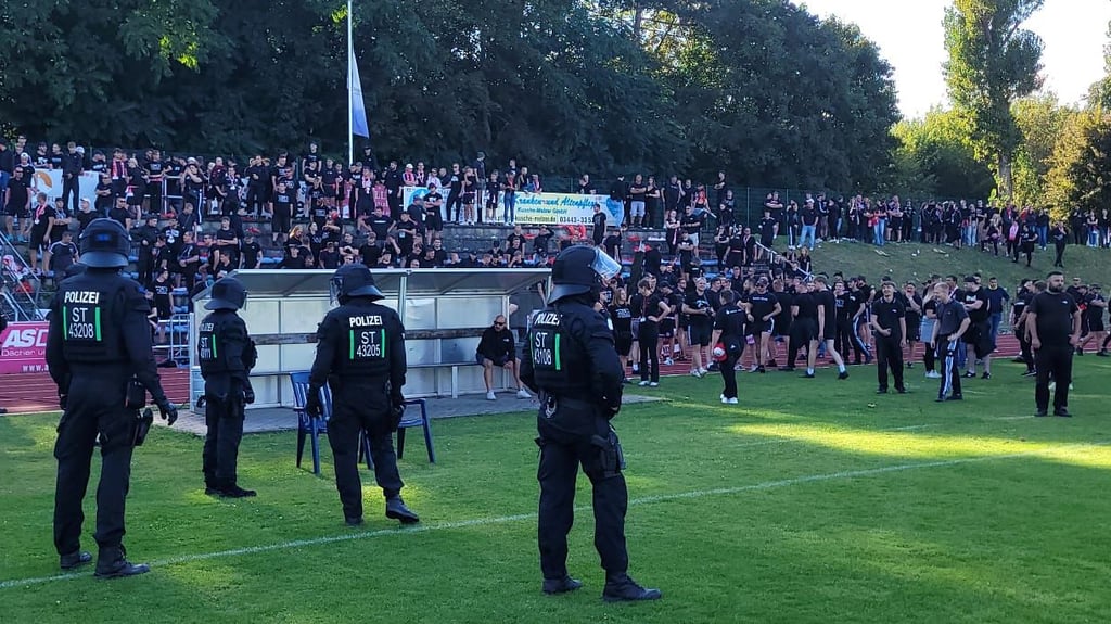 Erst der Aufmarsch der Polizei beendete die Zusammenstöße zwischen den Fanlagern.