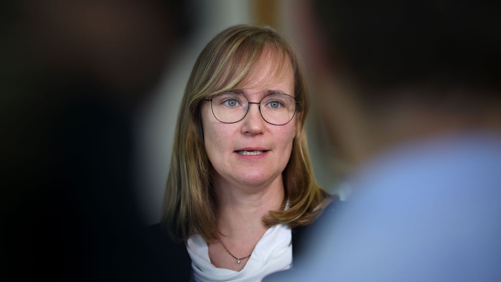 Mehrere Gremien der Linken schlagen Eva von Angern als Spitzenkandidatin für die Landtagswahl 2026 in Sachsen-Anhalt vor. (Archivbild)