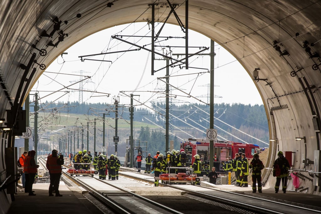 Mit seinen zahlreichen Tunnelbauwerken stellt der Thüringer Wald die Rettungskräfte vor besondere Herausforderungen. (Archivbild)
