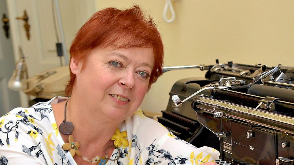 Margit Eisenschmidt ist seit vielen Jahren im Kreativitätszentrum in Zeitz tätig. Die Kinder arbeiten gern mit dieser alten Schreibmaschine und staunen über die Technik die man am Computer nicht sehen kann.