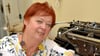Margit Eisenschmidt ist seit vielen Jahren im Kreativitätszentrum in Zeitz tätig. Die Kinder arbeiten gern mit dieser alten Schreibmaschine und staunen über die Technik die man am Computer nicht sehen kann. 
