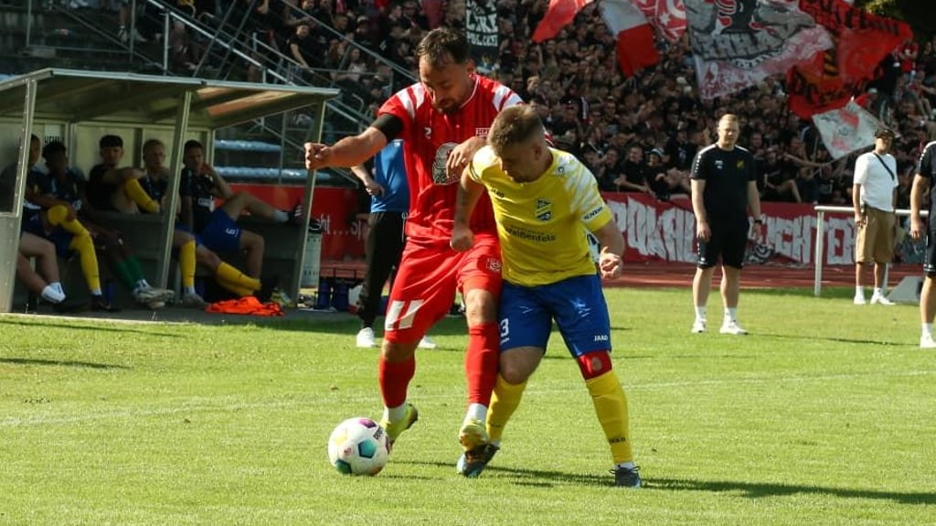 Der HFC mühte sich gegen den SSC Weißenfels zunächst. Robert Berger (l.) wurde zur Halbzeit ausgewechselt.