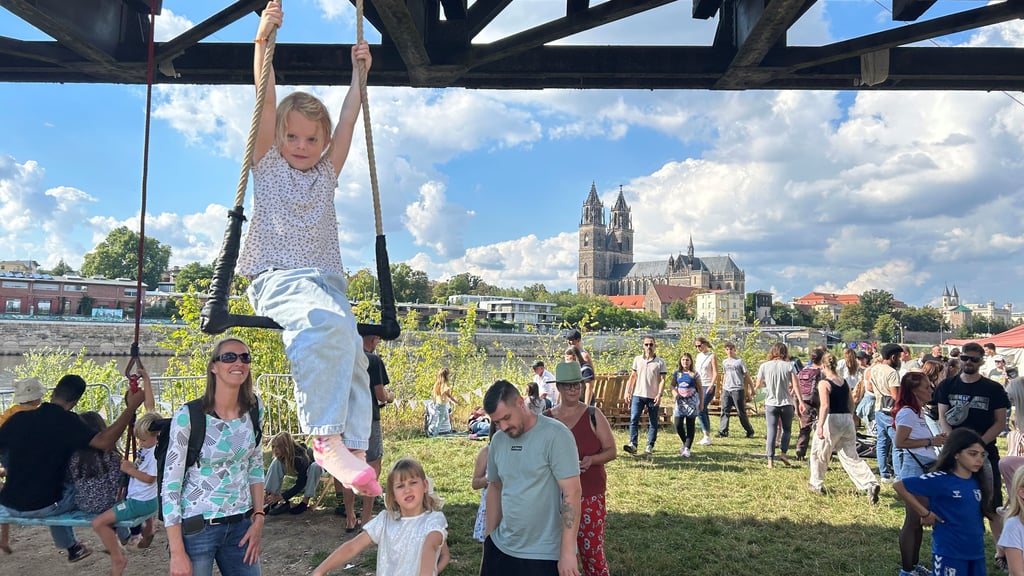 Hoch in der Luft: Beim Magdeburger Kulturbrücke-Festival gab es zahlreiche Angebote für Kinder und Familien.