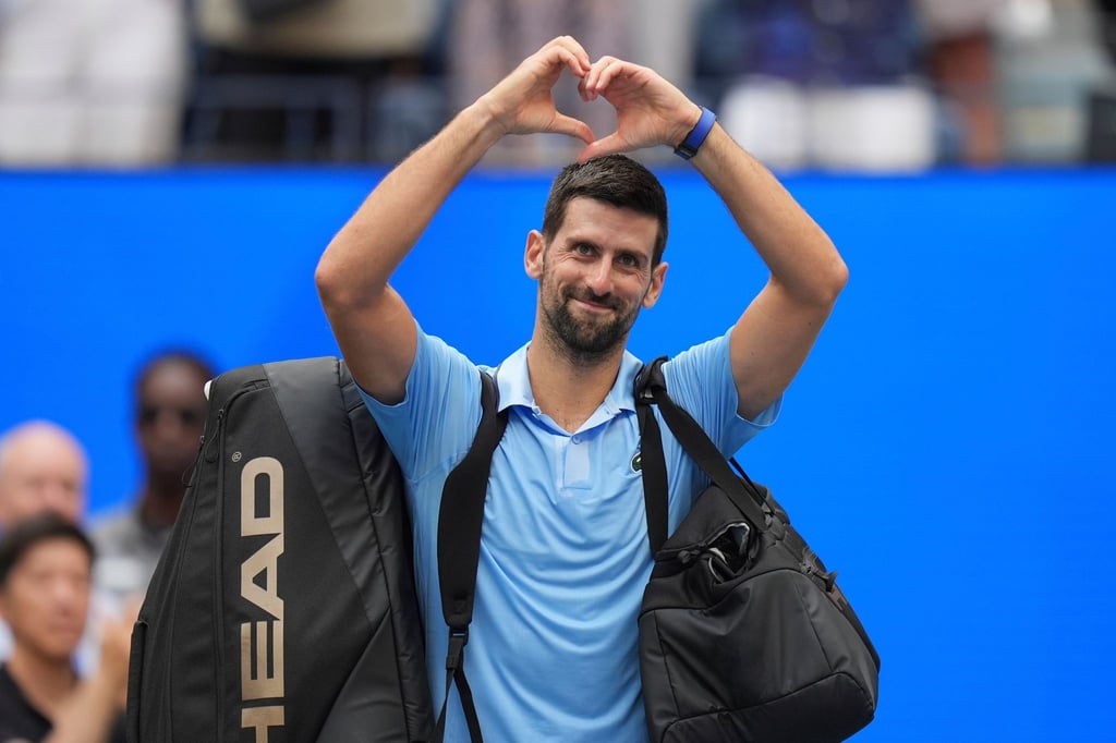 Mit einem Lächeln und einem mit den Händen geformten Herz verabschiedet sich Novak Djokovic vom New Yorker Publikum.