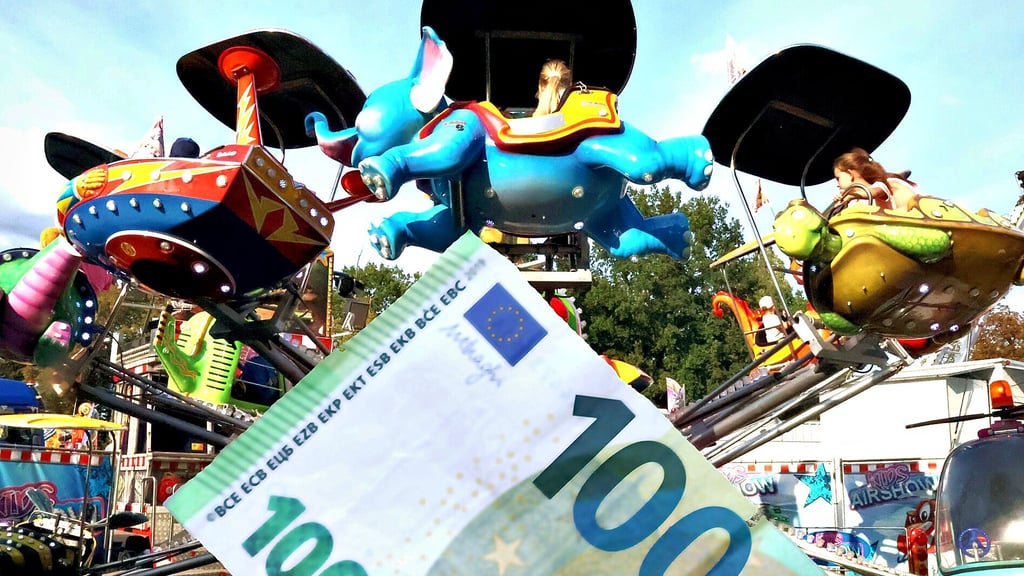 Familien achten auf die Preise beim Pferdemarkt in Havelberg. Eine Fahrt mit dem Kinderkarussell kostet drei Euro. Fahrgeschäfte für Erwachsene sind teurer.