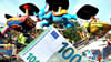 Familien achten auf die Preise beim Pferdemarkt in Havelberg. Eine Fahrt mit dem Kinderkarussell kostet drei Euro. Fahrgeschäfte für Erwachsene sind teurer.