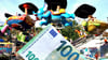 Familien achten auf die Preise beim Pferdemarkt in Havelberg. Eine Fahrt mit dem Kinderkarussell kostet drei Euro. Fahrgeschäfte für Erwachsene sind teurer.