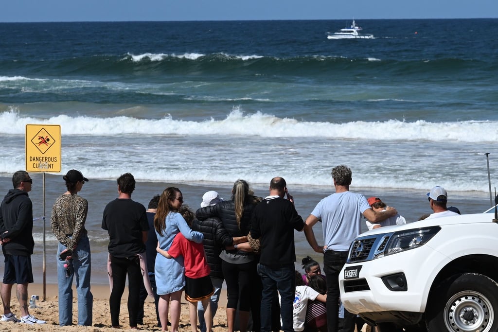Familienangehörige und Freunde trauerten am Strand um das Opfer.