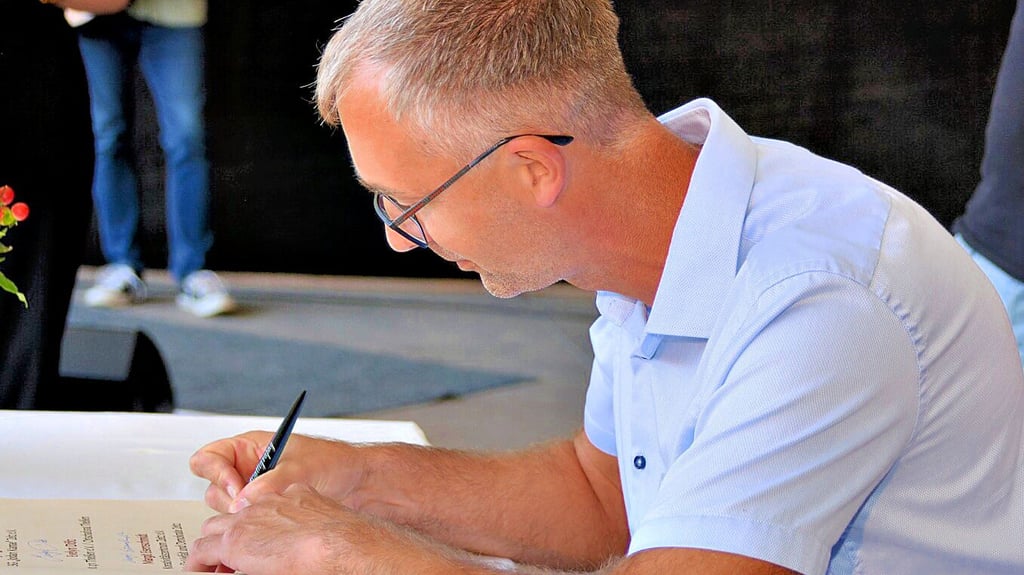 Christian Hemmann durfte sich in das Goldende Buch der Stadt eintragen.