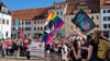 Unter dem Motto „Vielfalt verteidigen! Glitzer gegen Hass!“ haben rund 500 Menschen in Freiberg den zweiten Christopher Street Day der Stadt gefeiert.