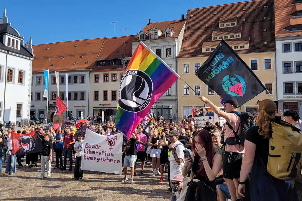 Unter dem Motto „Vielfalt verteidigen! Glitzer gegen Hass!“ haben rund 500 Menschen in Freiberg den zweiten Christopher Street Day der Stadt gefeiert.