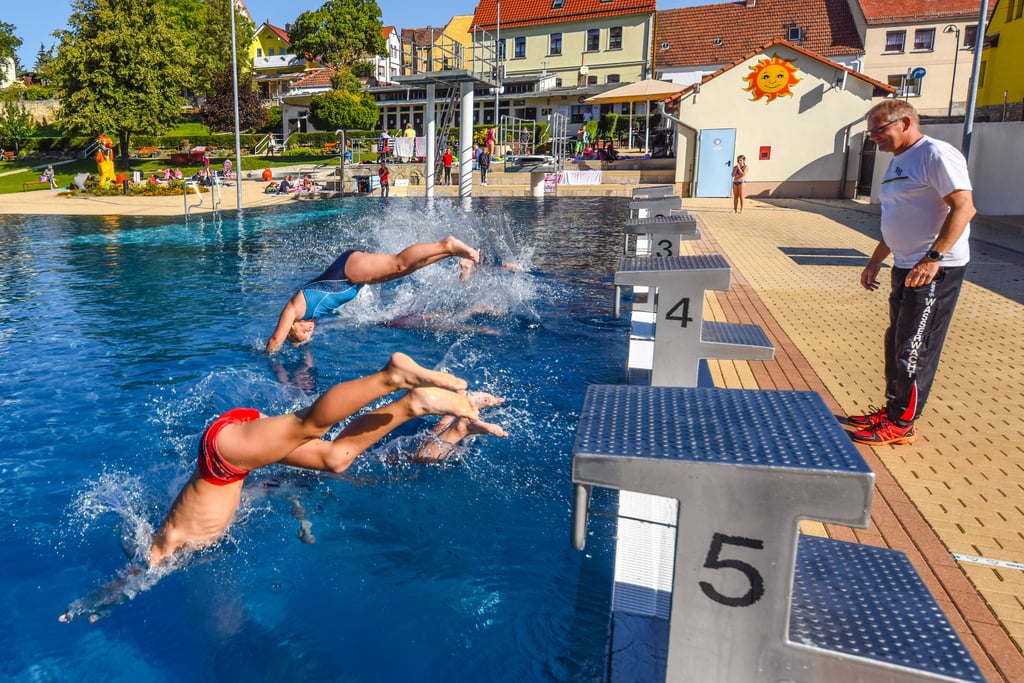 Das Stadbad Querfurt bleibt im September noch geöffnet. Schwimmmeister Olaf Tobisch gibt den Termin für das Abbaden erst wenige Tage vorher bekannt.