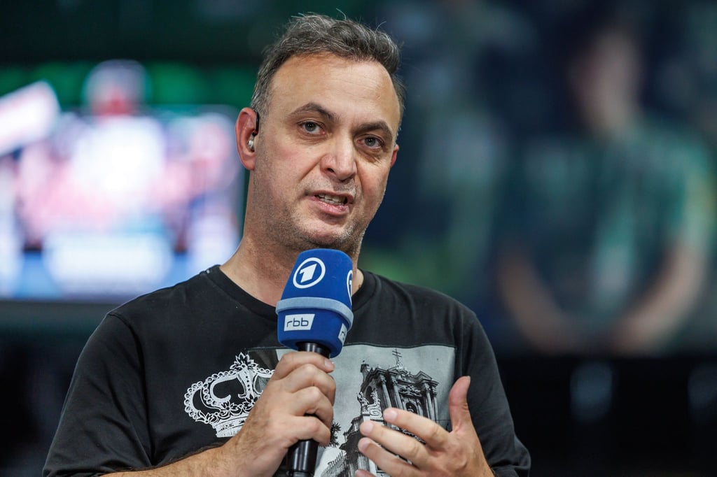 Bob Hanning bekommt die Wut der Fans klar zu spüren.