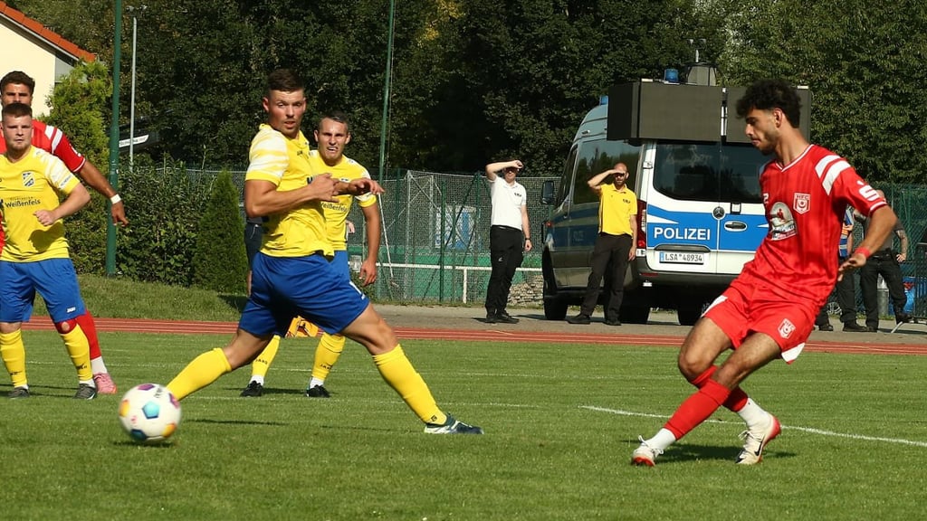 Serhat Polat (r.) erlöste den HFC mit seinem 1:0