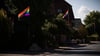 Regenbogenfahnen wehen in einer Straße in Wahrenholz.