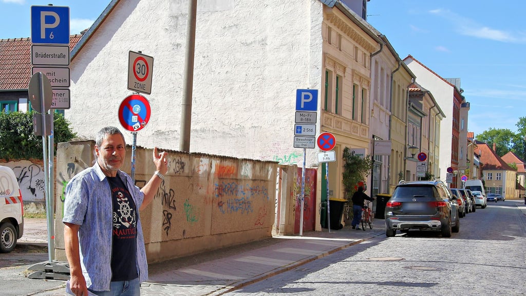 Frank Mischke ist irritiert von dem „Tempo 30“-Zonen-Schild in der Brüderstraße in Stendal. Er fragt: Welches Tempo gilt nun?