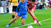 Leverkusens Nationalspielerin Carlotta Wamser (l) ringt mit Bayerns Jovana Damnjanovic um den Ball.