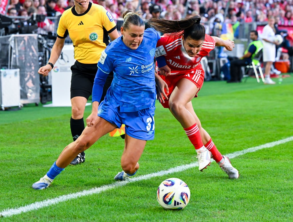 Leverkusens Nationalspielerin Carlotta Wamser (l) ringt mit Bayerns Jovana Damnjanovic um den Ball.