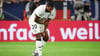 Serge Gnabry fasst sich in Bratislava an den verletzten linken Arm.