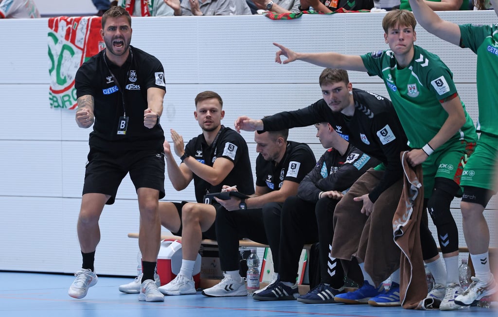 Bejubelte mit seiner Mannschaft nach dem ersten Heimsieg nun auch den ersten Erfolg in der Fremde: Trainer Christoph Theuerkauf (l.).