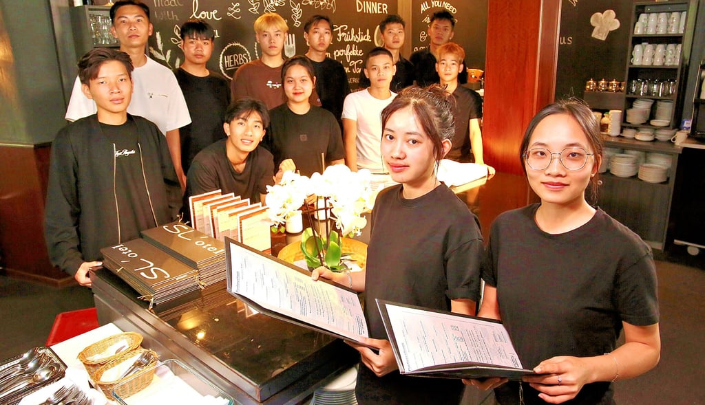 Auszubildende und Fachkräfte aus Vietnam sichern den Betrieb dreier Bernburger Hotels der Familie Eisfeld. Ohne sie wäre der Fachkräftemangel in Sachsen-Anhalt noch deutlich größer.