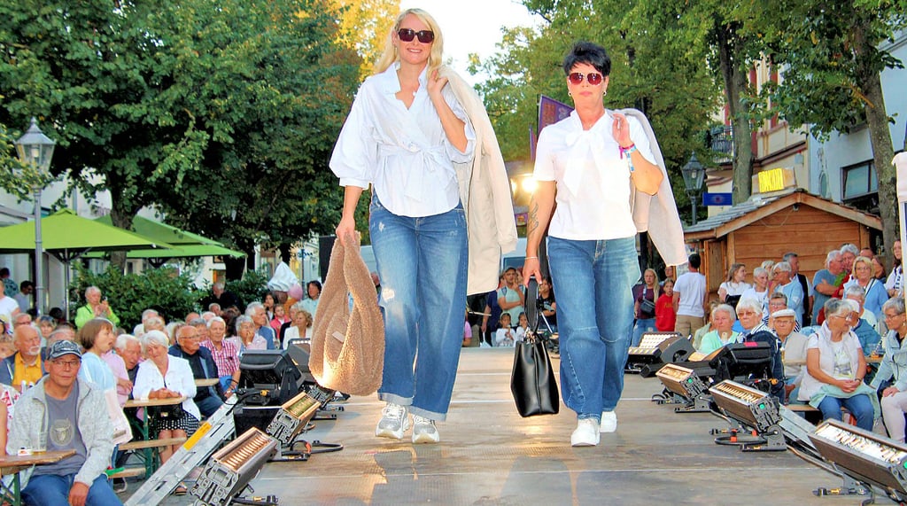Interessiert verfolgten die Zuschauer die Modepräsentationen auf dem Laufsteg.