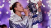 Ein Küsschen für den Pokal: Aryna Sabalenka ist in New York die Beste.