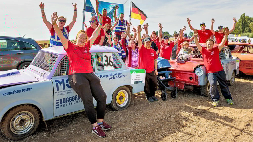 Mächtig viel los war zum Trabirennen in Loitzschütz. 58 Rennpappen am Start: Eine starke Fangruppe hat Jenny Leutbecher aus Spora mitgebracht.