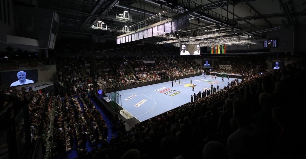 Vor dem Heimspiel gegen den ThSV Eisenach gedachten Spieler, Verantwortliche und Fans des SCM dem verstorbenen Harry Jahns.