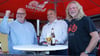Mike Steffens (v.l.) feiert seinen Wahlsieg unter anderem mit Steffen Rustenbach und Jörg Bonewitz.
