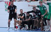 Bejubelte mit seiner Mannschaft nach dem ersten Heimsieg nun auch den ersten Erfolg in der Fremde: Trainer Christoph Theuerkauf (l.).