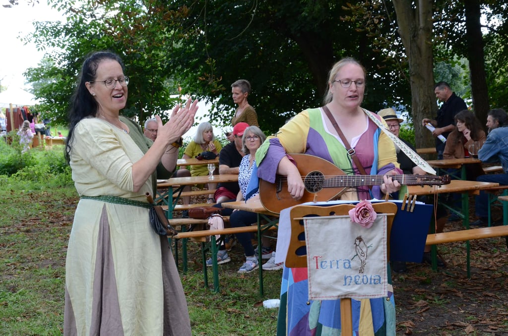 Das Duo Terraneola mit Jennifer Spruth (rechts) und Gudrun Feindt spielte auf. Es war zum dritten Mal beim Burgspektakel dabei.