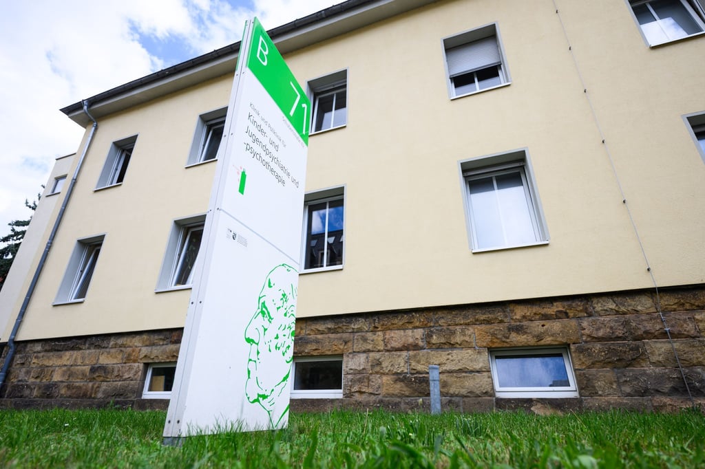 In Sachsen fehlen in der Kinder- und Jugendpsychiatrie Fachkräfte und Plätze. (Archivfoto)