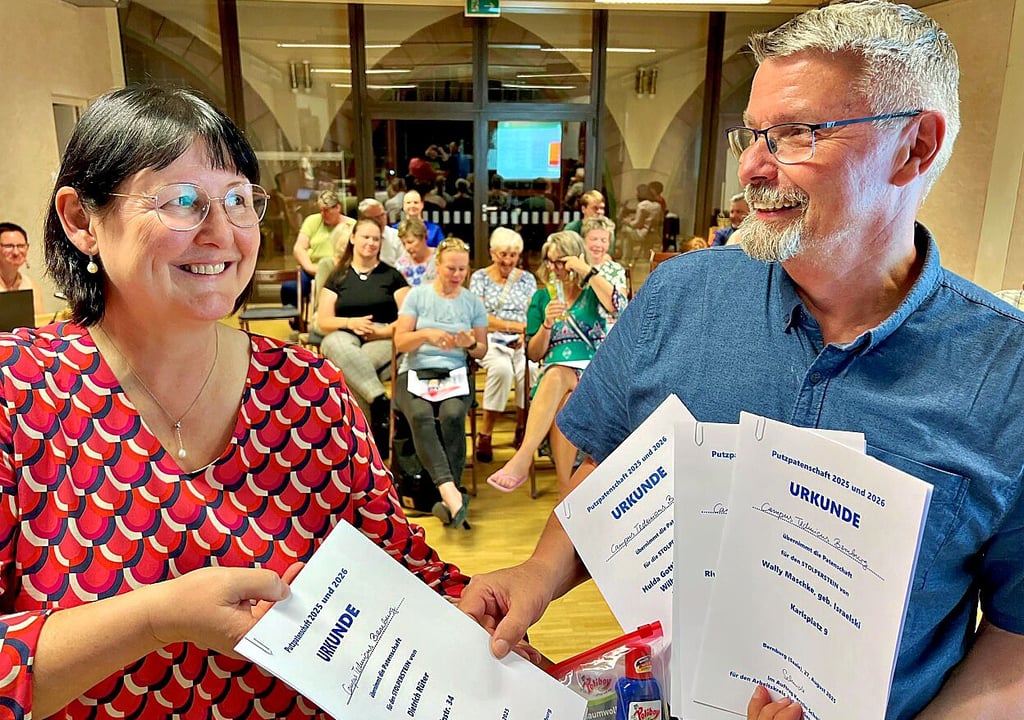 Lehrer Jürgen Mietzsch nahm fürs Campus Technicus die Patenschaftsurkunden von Kerstin Schmidt entgegen.