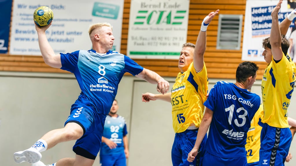 Daniel Gieraths (am Ball) war zum Auftakt zweimal für die TSG Calbe erfolgreich.