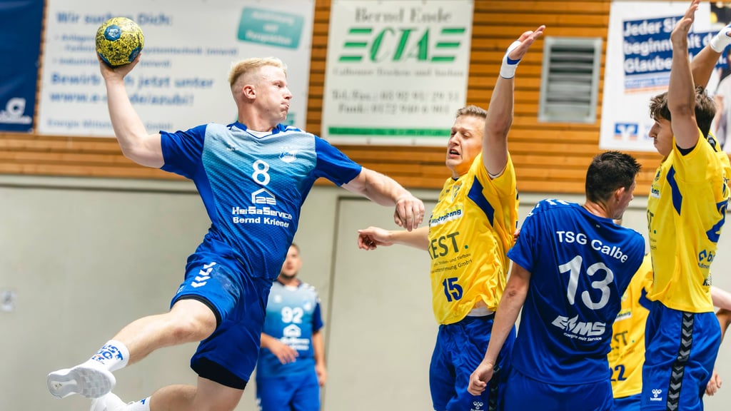Daniel Gieraths (am Ball) war zum Auftakt zweimal für die TSG Calbe erfolgreich.