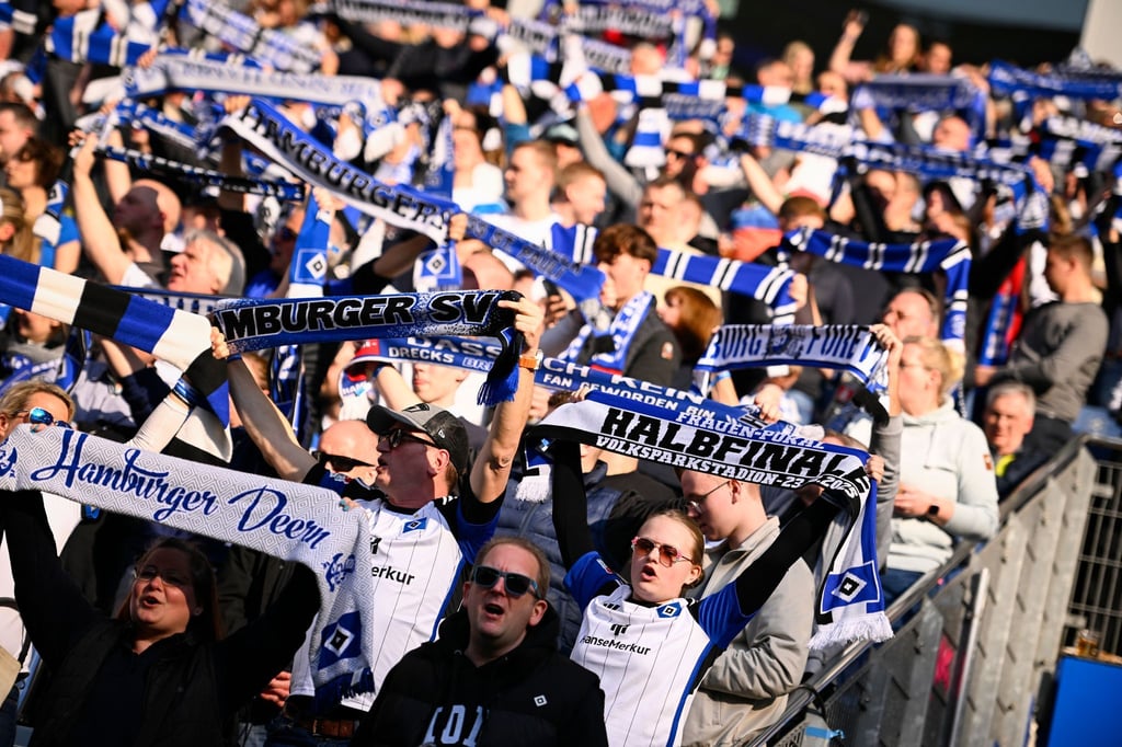 Fans jubeln den Frauen des HSV zu. (Archiv)