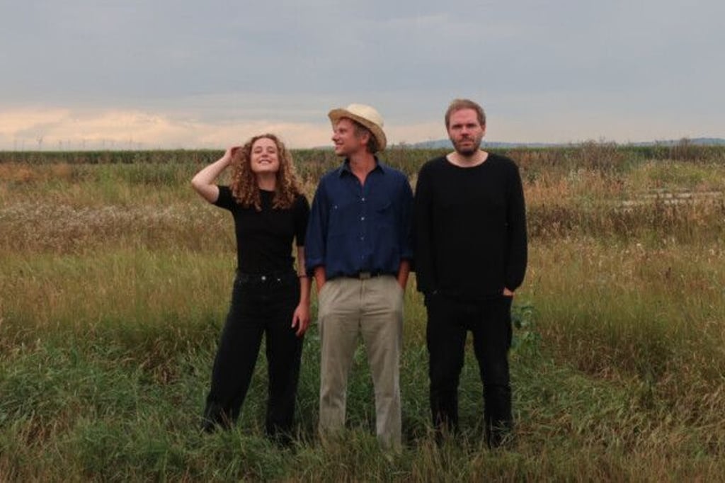 Robert Stadlober (Mitte), Klara Deutschmann und Daniel Moheit widmen sich in Magdeburg den Gedichten von Stefan Heym.