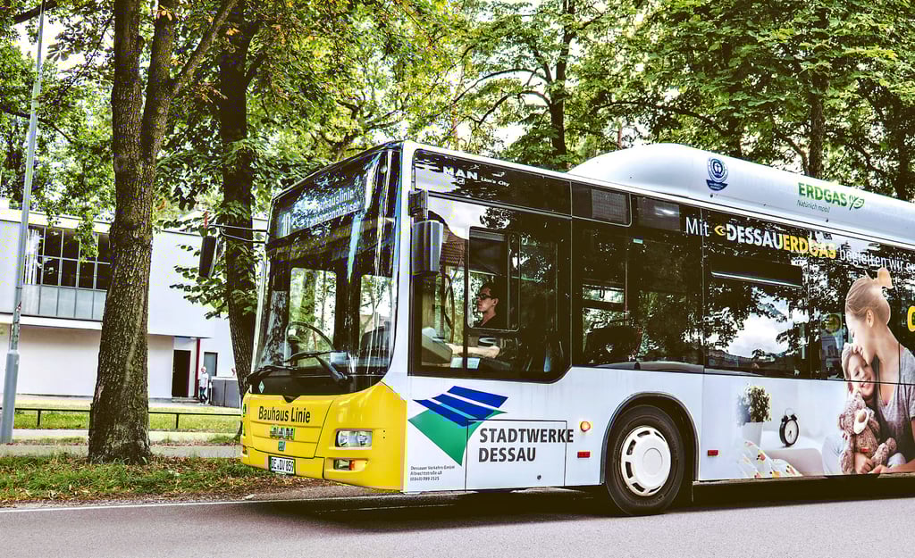 Ein Bus der DVG vor den Meisterhäusern: Die Stadtwerke-Tochter will den Busverkehr in Dessau-Roßlau künftig allein anbieten.
