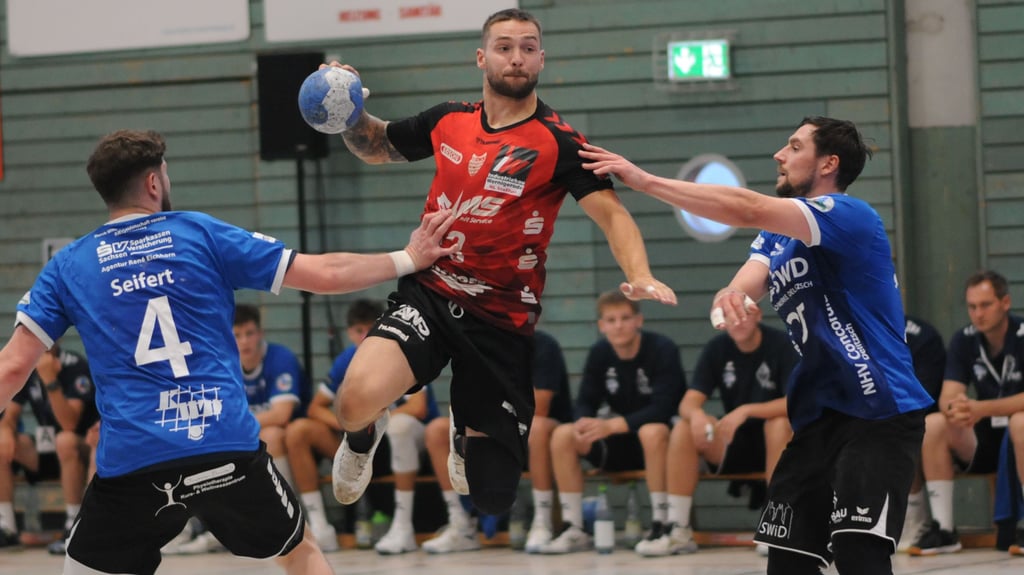 Tim Steffen (Mitte) und der HV Rot-Weiss Staßfurt hatten Meister NHV Concordia Delitzsch am Rande einer Niederlage.