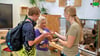 Zwei Schüler und Lehrerin Nicole Steffen sorgen sich in der Pause um eine Schlange.