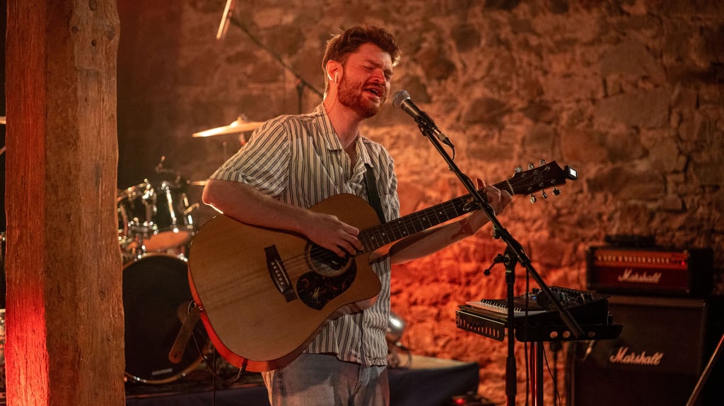 Leander aus Halle spielt auf der „Local heroes“-Bühne in der Festscheune auf dem Schloss Hundisburg.