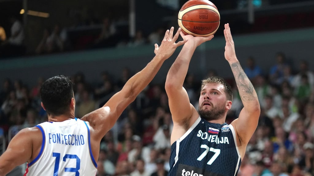 Luka Doncic (r) ist mit Slowenien deutscher Viertelfinalgegner bei der EM.