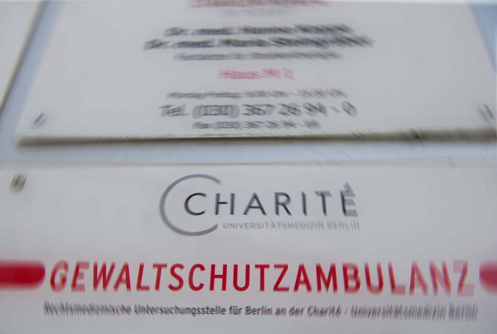 In der Gewaltschutzambulanz der Charité können Betroffene von körperlicher Gewalt Verletzungen vertraulich und kostenlos dokumentieren lassen. (Archivbild)