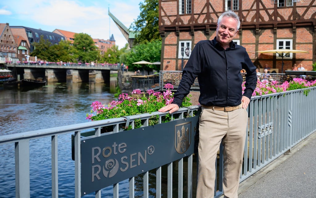 Ich glaube, dass die Serie ohne Lüneburg in der Qualität nicht möglich wäre“, sagt der 54-Jährige im Gespräch mit der Deutschen Presse-Agentur, „die Stadt ist für uns das ideale Freilichtstudio“.