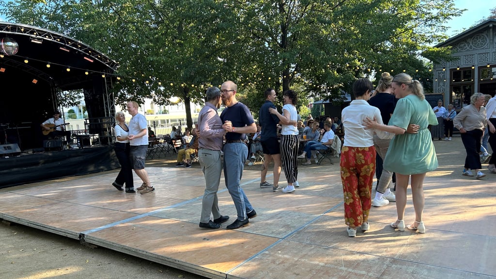 In Magdeburg fand zum dritten Mal das Swing Festival statt. Erst waren die Besucher zurückhaltend, dann wurde auch getanzt.