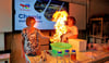 Die Sekundarschule Am Schwanenteich feierte am Freitag  ihren 50. Geburtstag und viele Gäste kamen. Im Chemieraum experimentieren Heike Mengel und Tochter Franziska Mengel mit brennbaren Flüssigkeiten. 