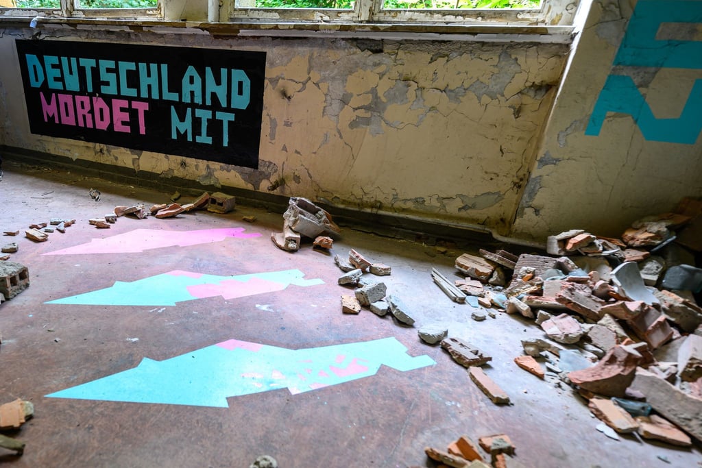 „Deutschland mordet mit“ steht in einer Arbeit von Luke Carter auf dem Streetart-Festival Ibug in Chemnitz. Das Ibug-Festival hat in diesem Jahr laut Veranstaltern einen neuen Besucherrekord erreicht. (Archivbild)